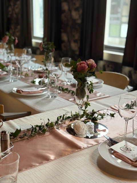 Grand Selskapslokaler - rosa borddekning